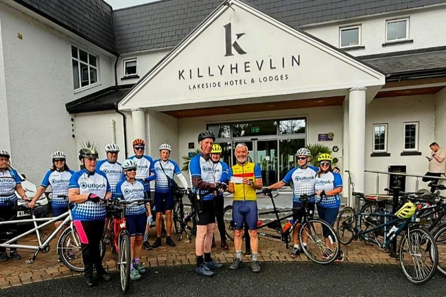 Banbridge Cycling Club Hands Over Check to Lisburn Outlook dalam Kemitraan Amal yang Muling